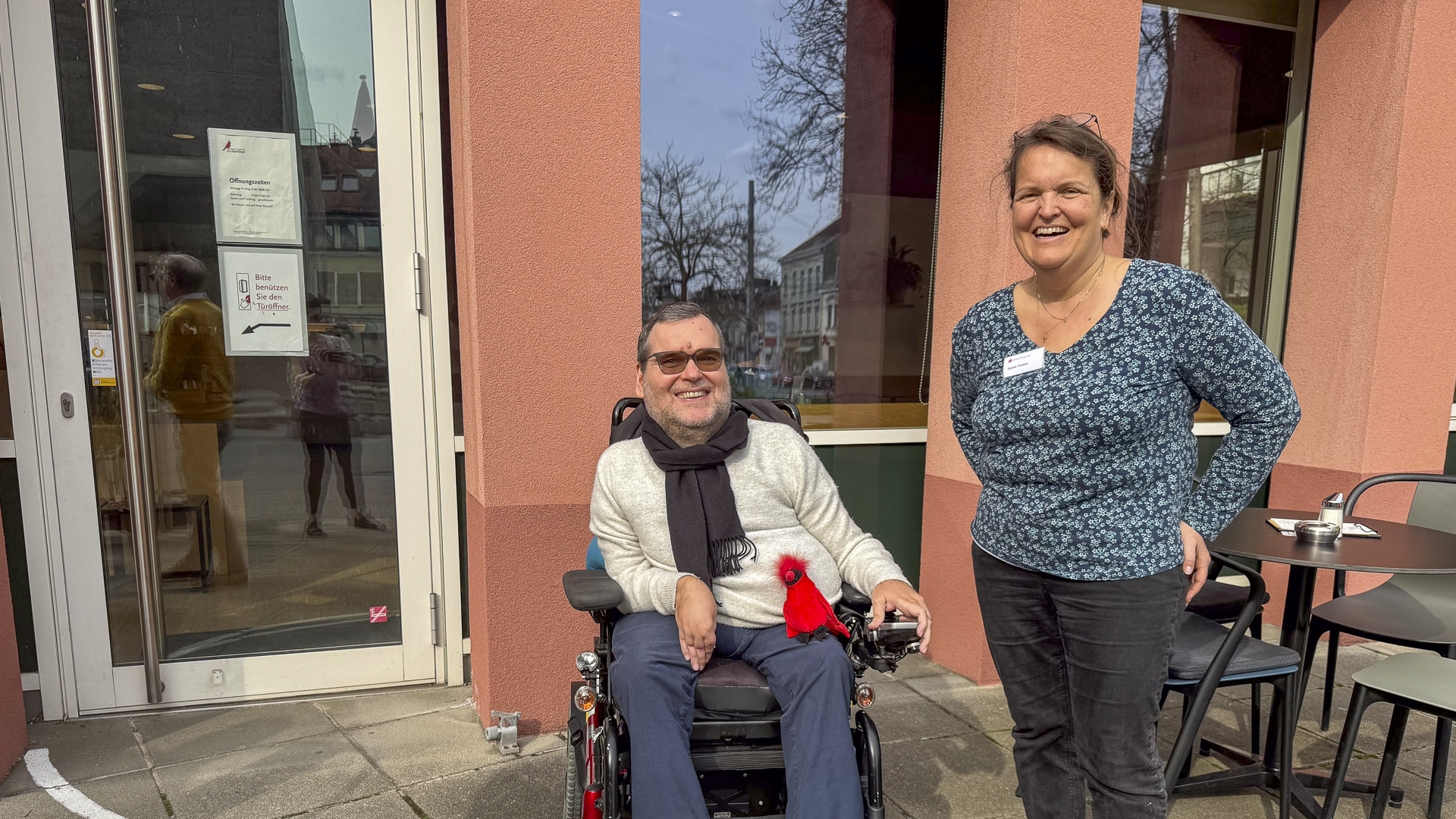 Katrin Flamm und Michael Sicher vor dem Café daskardinal