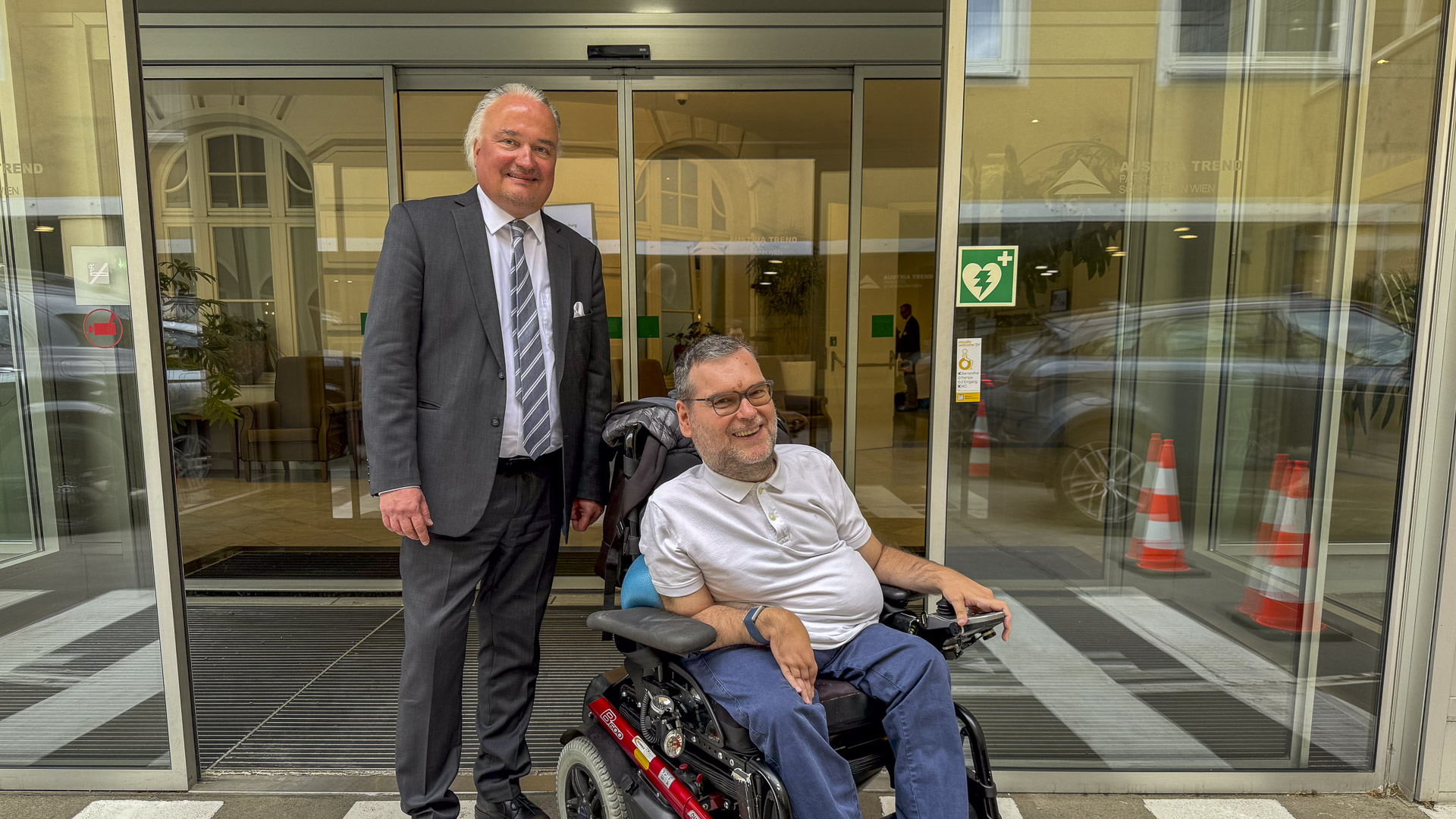 Michael Sicher vor dem Parkhotel Schönbrunn