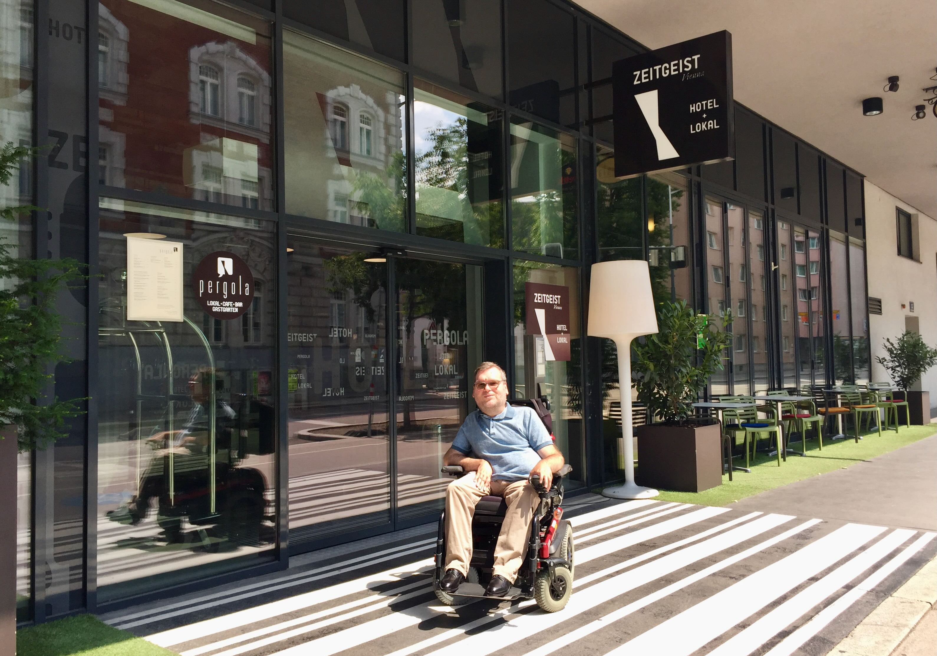 Michael Sicher vor dem Hotel Zeitgeist Vienna Hauptbahnhof