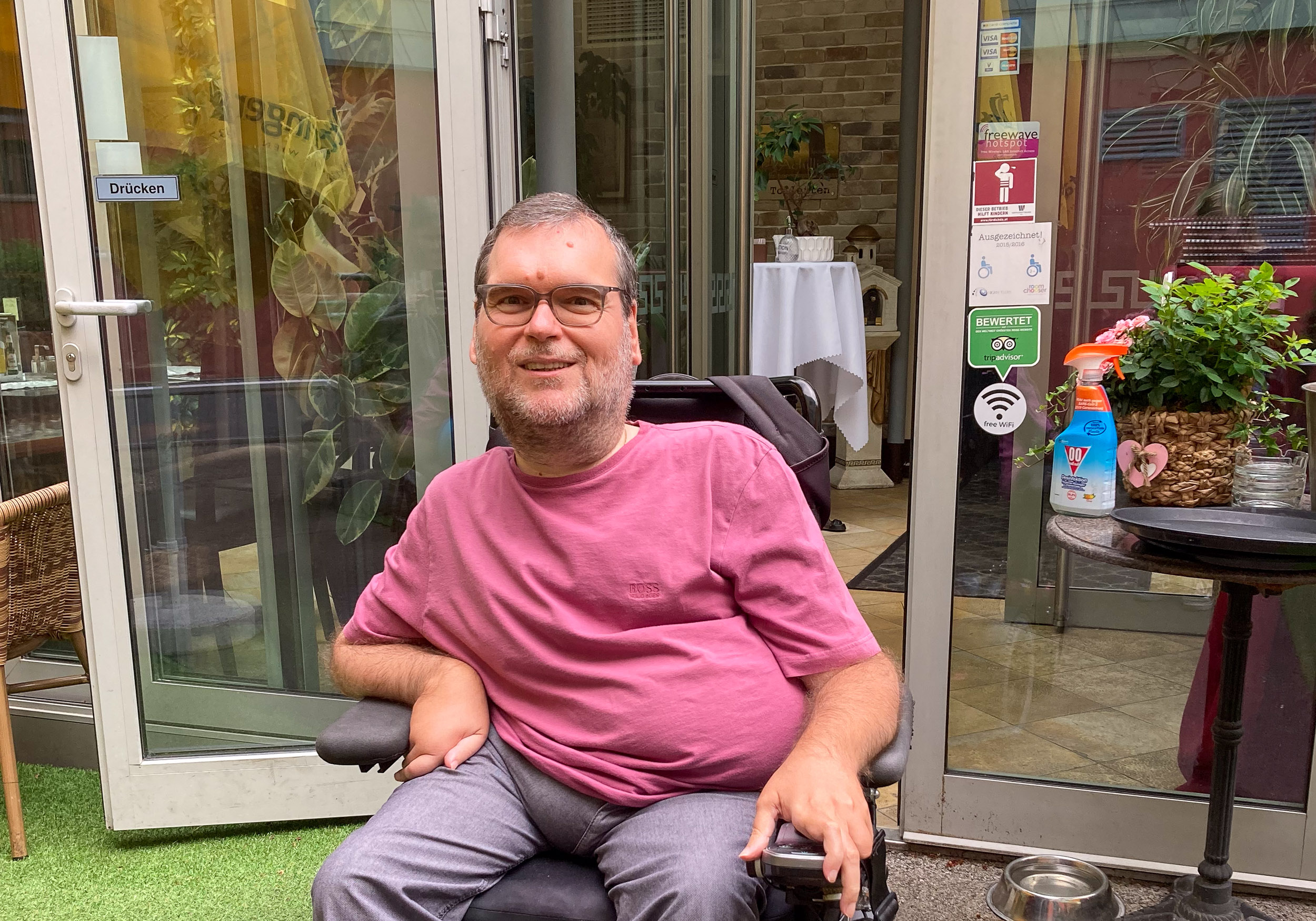 Michael Sicher vor dem Achillion