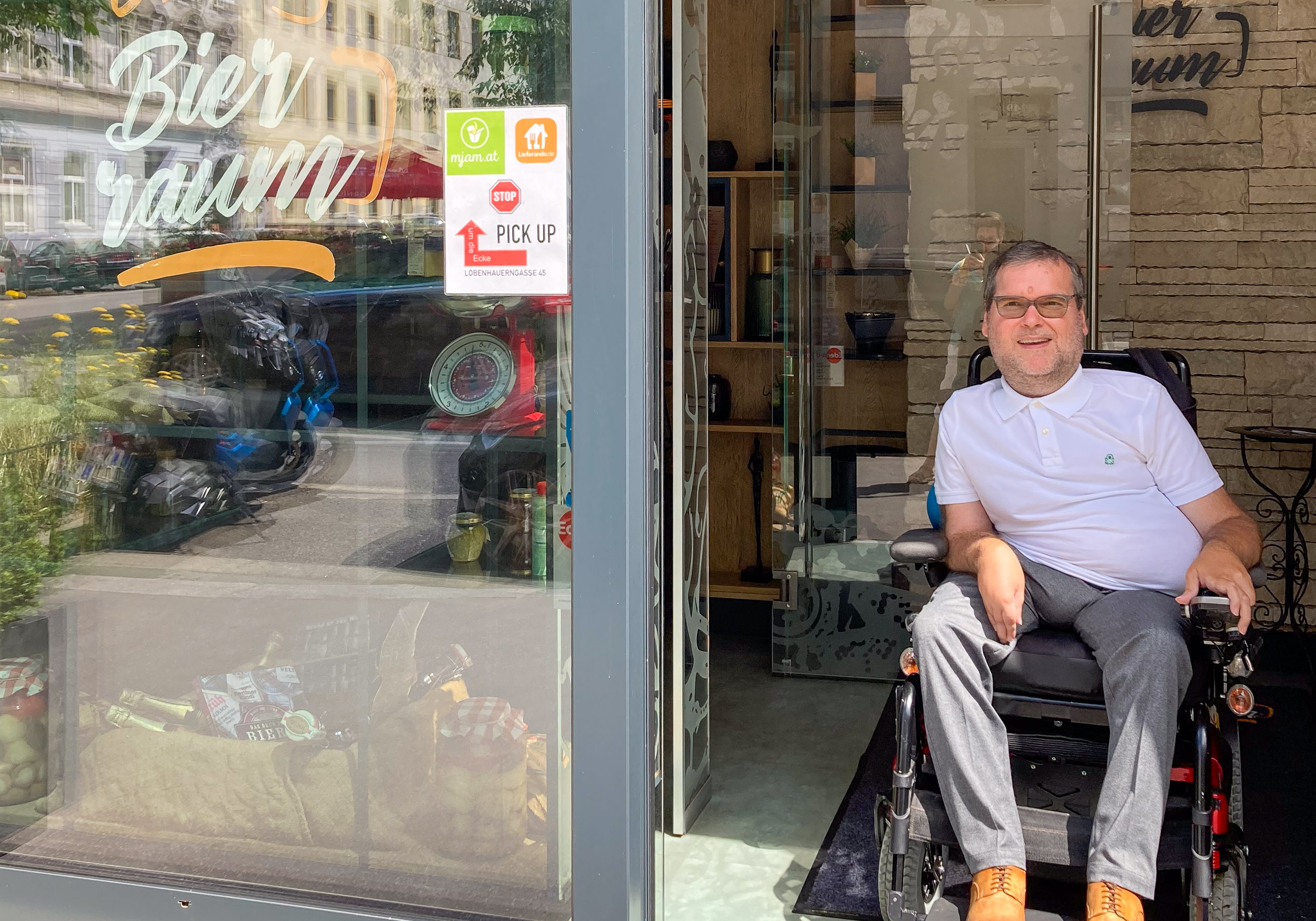 Michael Sicher vor dem Restaurant Bierraum