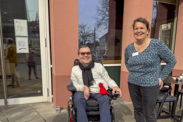 Katrin Flamm und Michael Sicher vor dem Café daskardinal