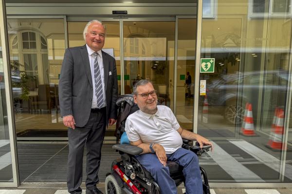 Michael Sicher vor dem Parkhotel Schönbrunn