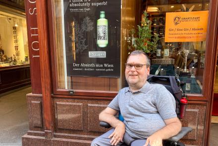 Michael Sicher vor der Theehandlung Schönbichler